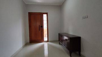 ruang tamu rumah bagus baru selesai renovasi,apik