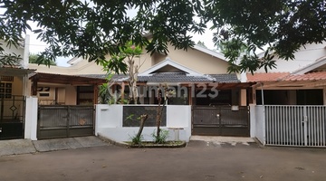 tampak depan rumah bagus asri didepan taman