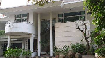 tampak depan rumah luas mewah furnish di
