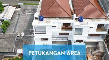 Gambar 1 Rumah Baru Mewah 3 Lantai Private Pool Petukangan Area Dengan Backyard