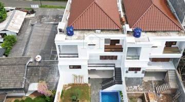 Gambar 4 Rumah Baru Mewah 3 Lantai Private Pool Petukangan Area Dengan Backyard