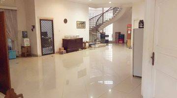 ruang tamu rumah 2 lantai di pluit
