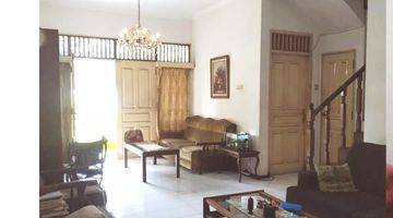 ruang tamu rumah hoek 2 lantai di