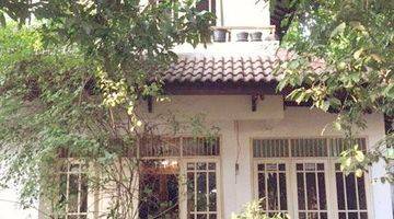 tampak depan rumah hoek 2 lantai di