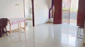 ruang tamu rumah 2 lantai bagus disewakan