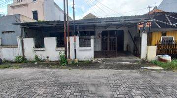 Gambar 1 Dijual rumah butuh renovasi di Tengah Kotadi , dekat Jl. dr.Cipto. 