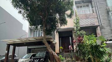 tampak depan rumah di alam sutera cluster
