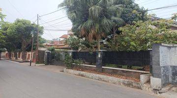 tampak depan rumah asri di komplek deplu