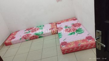 kamar tidur rumah kost gang adisuren, dewi