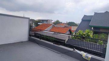 Gambar 2 Rumah 2 lantai ada balkon di Jemur Andayani Surabaya Selatan SHM