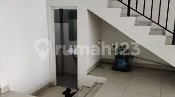 Gambar 3 Ruko Graha Bulevar Dijalan Utama Summarecon Bekasi