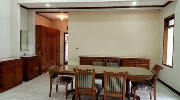 ruang makan rumah asri pusatkota sngt cocok