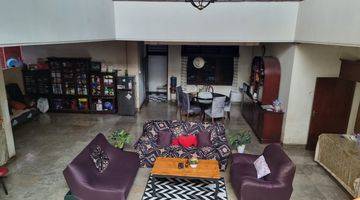 ruang tamu jual rumah luas 2 lantai