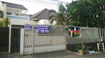 tampak depan rumah asri dekat taman bebas