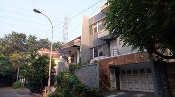 tampak depan rumah murah 3 lantai di