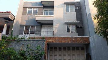 tampak depan rumah murah 3 lantai di