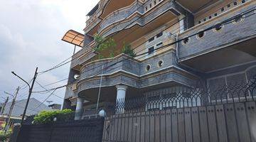 Gambar 1 Rumah Mewah di Taman Aries Jakarta Barat