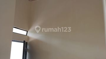 ruang tamu rumah baru siap huni di