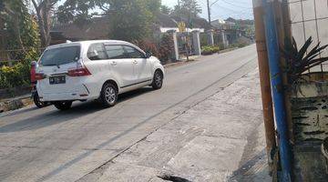 Gambar 1 Rumah usaha area pasar padat penduduk Rumah di Jalan raya suruh 2 Lantai SHM Butuh Renovasi Utara