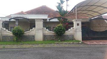 tampak depan dijual rumah shm luas 588m2