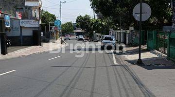 Gambar 2 HOTEL RED DOORSZ KONDISI JALAN DI TENGAH KOTA SALATIGA