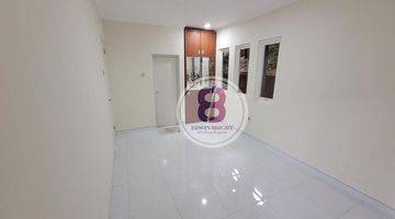 ruang tamu rumah 2 lantai di puri