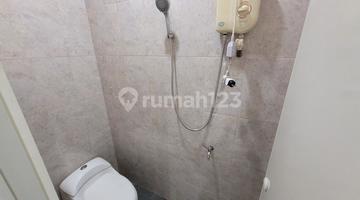 kamar mandi rumah 2 lantai di puri