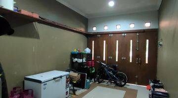 garasi/carport dijual rumah 2 lantai di