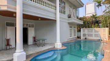 Gambar 1 Kuningan Luxurious Classic House Prime Area Posisi Hoek 