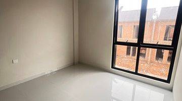 Gambar 4 Rumah 2 Lantai Baru Unfurnished HGB di Diamond Pavilion, Batam