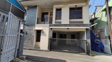 tampak depan rumah kece 2 lantai di