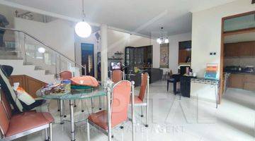 ruang makan rumah terawat di sayap pajajaran
