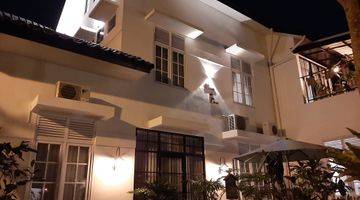 tampak depan rumah mewah di kota baru