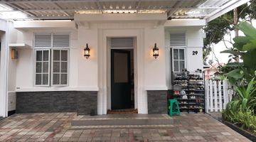 tampak depan rumah mewah di kota baru
