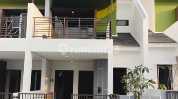 tampak depan dijual rumah cantik 2 lantai