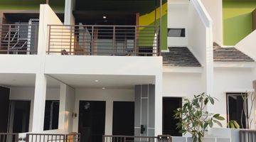 tampak depan dijual rumah cantik 2 lantai