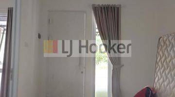 tampak depan rumah bertingkat dalam cluster di
