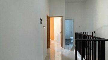 Gambar 3 Dijual Rumah Minimalis Baru Gress 2 lt Fully Furnished Solo Baru