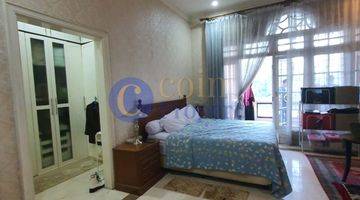 Gambar 3 Rumah American Classic 3 Lantai Semi Furnished Siap Huni