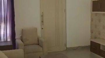 ruang tamu rumah cantik 2 lantai di