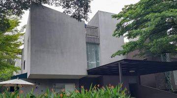 Gambar 1 Rumah Hook Ozone Residence Jakarta Selatan Lingkungan Asri