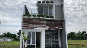 tampak depan rumah cantik 2lt dekat sma