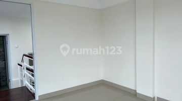 kamar tidur rumah cantik 2lt dekat sma