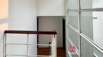 Gambar 1 Rumah 2 Lantai Furnished Sertifikat Hak Milik di Kemang