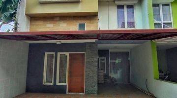 tampak depan rumah tiga lantai siap huni