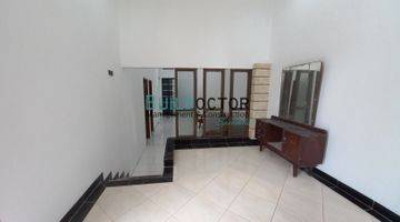 ruang tamu ready rumah 2 lantai di