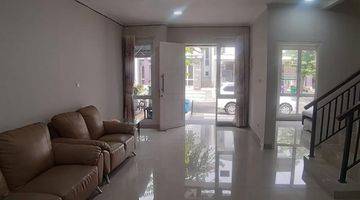 Gambar 4 Rumah 2 Lantai dekat SMS  furnished di Bohemia 