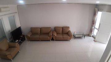 Gambar 5 Rumah 2 Lantai dekat SMS  furnished di Bohemia 