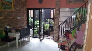ruang keluarga rumah 2 lantai semi furnish