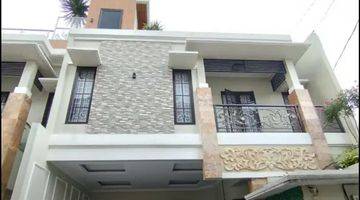 tampak depan rumah 3 lantai nuansa bali